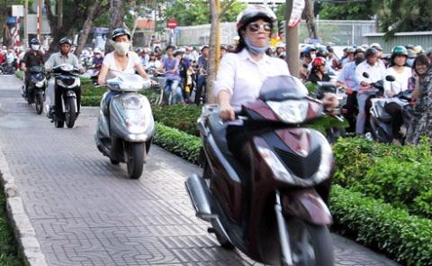 Thấy một người chạy trên vỉa hè, nhiều người cũng...chạy theo 