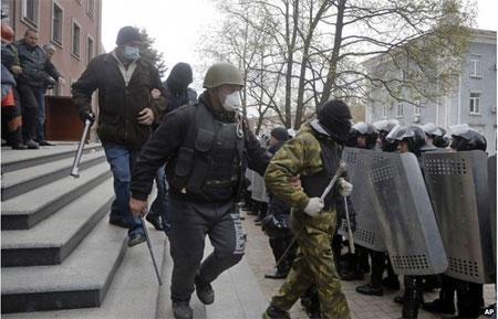 Lực lượng biểu tình có vũ trang chiếm văn phòng công tố tại Donetsk sáng 12-4