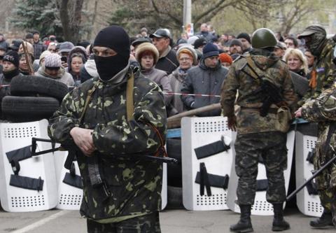 Các tay súng bịt mặt canh gác đồn cảnh sát vừa chiếm giữ ở Slavyansk ngày 12-4