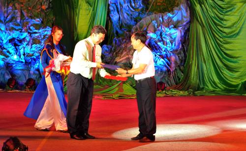  Phía nhà tài trợ ông Chalermsak Pimolsri- giám đốc marketing công ty 4 Oranges trao thỏa thuận ghi nhớ về giải thưởng cùng KTS Nguyễn Tấn Vạn- Chủ tịch hội kiến trúc sư Việt Nam.<br /> <br />