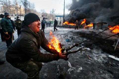 Vẻ mặt kỳ lạ của một người thuộc lực lượng tự vệ Maidan