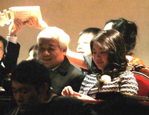 Thường xuyên cùng chồng dạo phố, tay trong tay đi nghe nhạc, có thể thấy bầu Kiên khá yêu thương và chiều chuộng vợ.