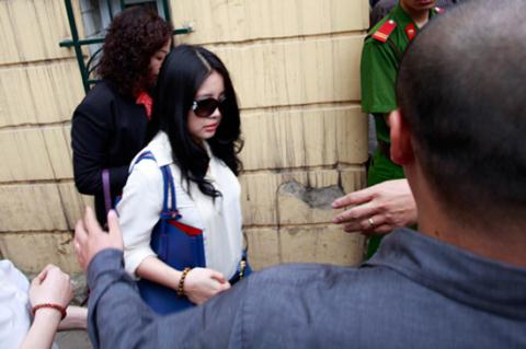 Bà Ngọc Lan ăn mặc khá giản dị, lặng lẽ ngồi theo dõi diễn biến của phiên tòa.