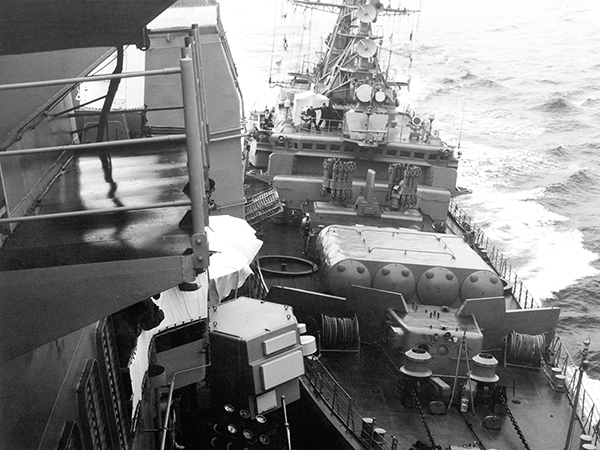 Hình ảnh tàu tuần tiễu Xô Viết lao vào tàu khu trục Mỹ trên Biển Đen năm 1988 