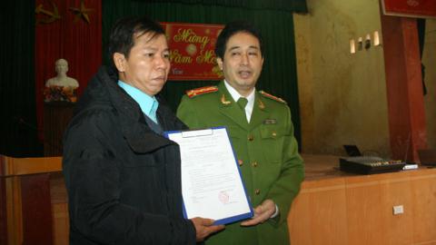 Đại diện Cơ quan cảnh sát điều tra Bộ Công an trao quyết định đình chỉ điều tra bị can cho ông Nguyễn Thanh Chấn ngày 25/1 