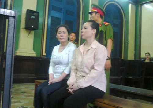 Hai nữ quái: Tình (trái) và Bình lúc đợi tòa nghị án.