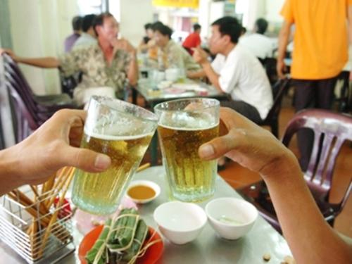 Vì sao người Việt Nam uống nhiều bia rượu?