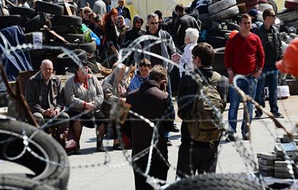 Nhân dân vùng Donetsk lập hàng rào, dựng chướng ngại vật ngăn chặn quân chính phủ