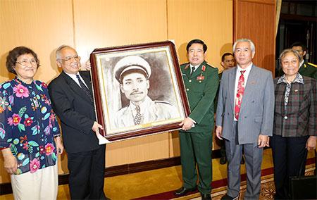Đại tướng Phùng Quang Thanh tặng bức chân dung “Lưỡng quốc tướng quân” Nguyễn Sơn làm bằng đá quý cho gia đình. 