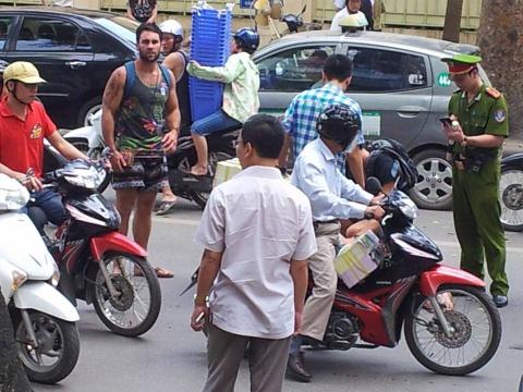 Nhóm Tây ba lô băng qua đường cứu người bị tai nạn