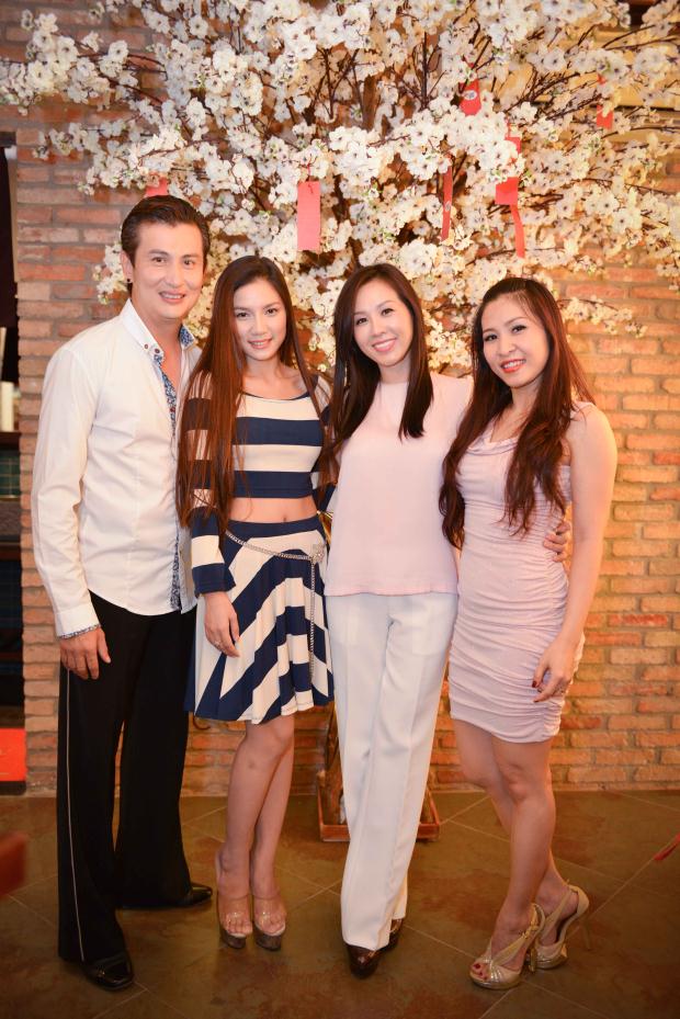 Dàn sao hải ngoại tay bắt mặt mừng khi về Việt Nam