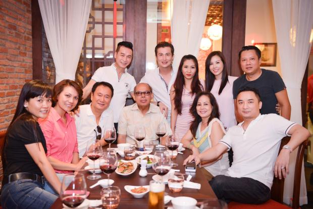 Dàn sao hải ngoại tay bắt mặt mừng khi về Việt Nam