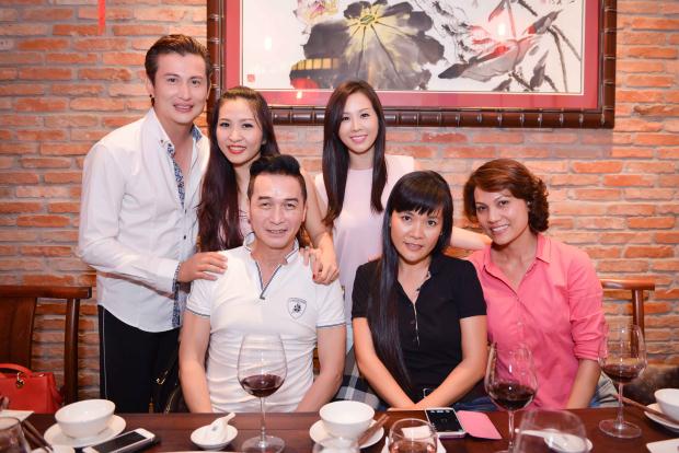 Dàn sao hải ngoại tay bắt mặt mừng khi về Việt Nam