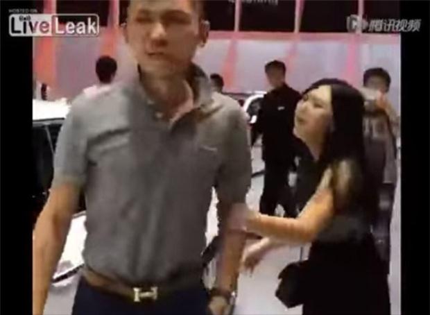 Xôn xao clip cô gái đòi bạn trai mua bằng được ô tô cho mình