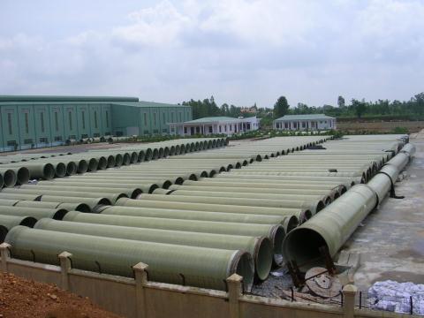 Ống cống composite cốt sợi thủy tinh nằm la liệt trong sân kho bãi của nhà máy thuộc Vinaconex
