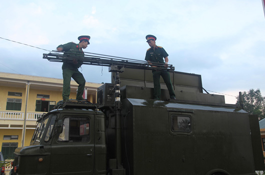 Các lực lượng cơ động của Quân khu 2, các binh chủng: Đặc Công, Công Binh, Hóa Học, Thông Tin liên lạc và Tác chiến Điện tử của Bộ Quốc phòng cũng đã được triển khai. Các đơn vị phòng không của Quân chủng PK-KQ duy trì lực lượng trực ban SSCĐ thường xuyên theo chỉ lệnh của Tư lệnh Quân chủng. (Trong ảnh: Lữ đoàn Tác chiến điện tử 87 triển khai xe cơ động)