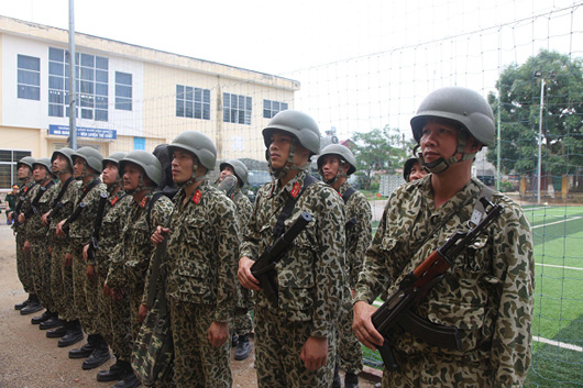Các đơn vị Không quân trực ở vị trí SSCĐ thường xuyên, sẵn sàng xuất kích thực hiện nhiệm vụ bảo vệ chuyên cơ, tuần tra, tuần tiễu bảo vệ vùng trời. Các đơn vị máy bay AN-26 được tổ chức trực tăng cường để sẵn sàng thực hiện nhiệm vụ chuyên cơ, vận chuyển, cứu hộ, cứu nạn và nhiệm vụ A2. (Trong ảnh: Lữ đoàn Đặc công biệt động 1 (Bộ Tư lệnh Đặc công) sẵn sàng thực hiện nhiệm vụ)