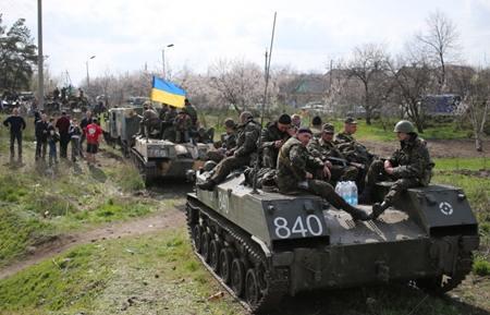 Người dân Slavyansk chặn đường xe thiết giáp của quân chính phủ