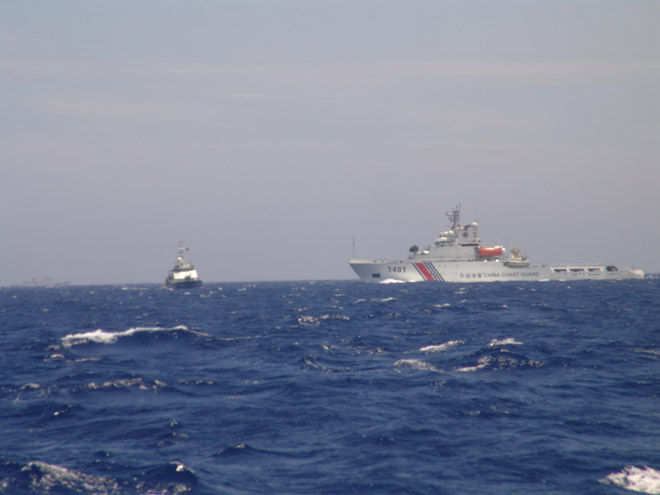 Tuần san Business của Bloomberg ngày 16/5 đưa tin, trong lúc căng thẳng đang leo thang giữa Việt Nam và Trung Quốc (xung quanh vụ nhà cầm quyền Bắc Kinh kéo giàn khoan Hải Dương-981 vào thềm lục địa, vùng đặc quyền kinh tế của Việt Nam hạ đặt bất hợp pháp, dùng nhiều tàu bảo vệ tấn công tàu Việt Nam bằng vòi rồng và những thủ đoạn nguy hiểm - PV) thì ông Tập Cận Bình đã lên tiếng, dường như muốn xoa dịu tình hình. (Trong ảnh, tàu Trung Quốc lao ra đuổi tàu Việt Nam).