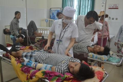 Thuyền trưởng Hải và ngư dân Anh đang cấp cứu tại Bệnh viện đa khoa Quảng Ngãi. 