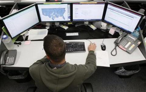Một chuyên viên mạng máy tính làm việc tại Căn cứ không quân Peterson ở bang Colorado (Mỹ) - Ảnh: Reuters