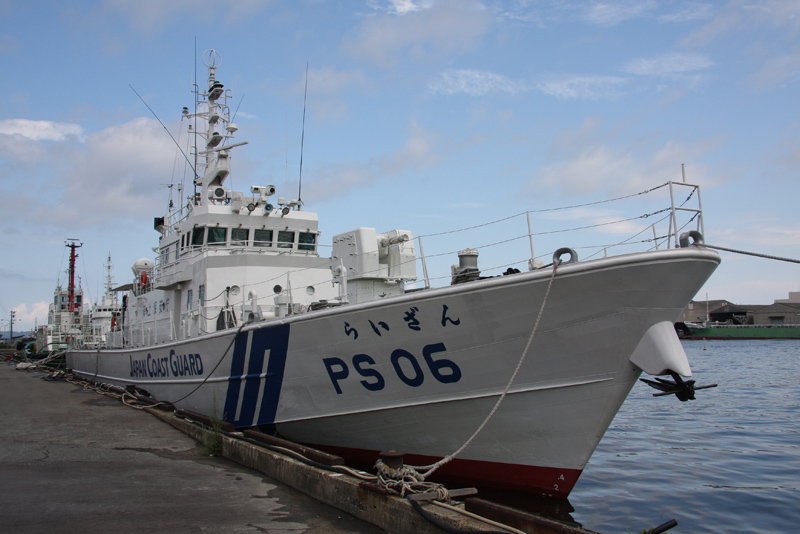 Thân tàu làm hợp kim nhôm, ngoài ra tàu còn được trang bị 1 cano phao. Tàu được vận hành bởi thuỷ thủ đoàn 15 người. Thân tàu làm hợp kim nhôm, ngoài ra tàu còn được trang bị 1 cano phao. Tàu được vận hành bởi thuỷ thủ đoàn 15 người.