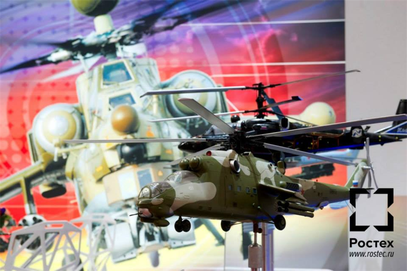 Mô hình trực thăng tấn công đa năng Mi-35M, phía sau là mô hình Ka-52 cùng tấm biển quảng cáo trực thăng Mi-28N. Mô hình trực thăng tấn công đa năng Mi-35M, phía sau là mô hình Ka-52 cùng tấm biển quảng cáo trực thăng Mi-28N.