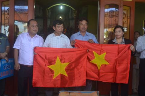 Dịp này, nhiều doanh nghiệp trong nước còn trao tặng quà cho người nghèo, hỗ trợ tiền cho các ngư dân Lý Sơn bị nạn trên biển và cờ Tổ quốc cho Nghiệp đoàn nghề cá xã An Vĩnh và An Hải (huyện đảo Lý Sơn).