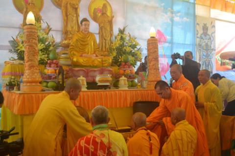 Sáng 24/5, tại đình làng An Vĩnh, huyện đảo Lý Sơn (Quảng Ngãi), Ban trị sự Giáo hội phật giáo Việt Nam tỉnh Quảng Ngãi phối hợp với chùa Vĩnh Ân (huyện đảo Lý Sơn) tổ chức đại lễ cầu siêu trai đàn chẩn tế nhằm tri ân các anh hùng liệt sĩ đã hy sinh để bảo vệ toàn vẹn lãnh hải của Tổ quốc trên biển Đông.