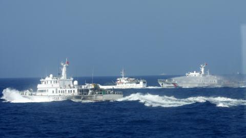 Tàu Trung Quốc kìm kẹp, tấn công tàu kiểm ngư của Việt Nam