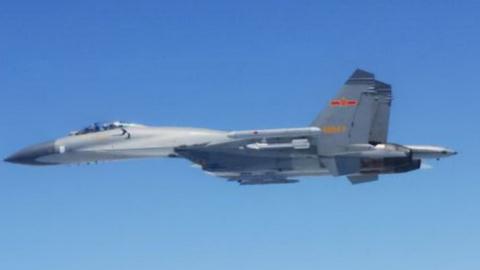 Chiếc SU-27 mang tên lửa áp sát chiến đấu cơ của Nhật 24/5/2014 - Ảnh: Bộ Quốc phòng Nhật Bản