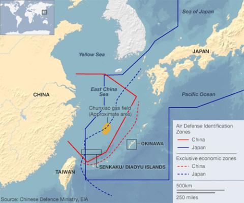Vùng nhận dạng phòng không do Trung Quốc (đường nét liền màu đỏ) và vùng tương tự của Nhật Bản (đường nét liền màu xanh). Đồ họa: EIA/CDM