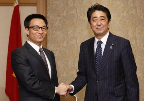 Phó Thủ tướng Vũ Đức Đam (trái) và Thủ tướng Nhật Bản Shinzo Abe trong cuộc gặp tại Tokyo hôm 22/5