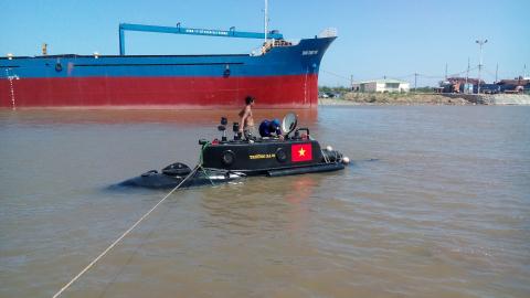 2 giờ chiều ngày 30/5, tàu ngầm Trường Sa bắt đầu thử nghiệm ở khu vực khu vực của nhà máy đóng tàu Đại Dương cảng Diêm Điền (Thái Bình).