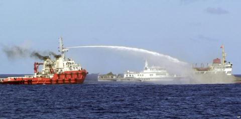 Diễn biến trên biển Đông vẫn rất căng thẳng, tàu Trung Quốc dùng vòi rồng tấn công tàu chấp pháp của Việt Nam