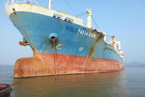 Việc phá dỡ tàu cũ có thể gây ô nhiễm môi trường không nhỏ, biến Việt Nam trở thành bãi rác của thế giới.