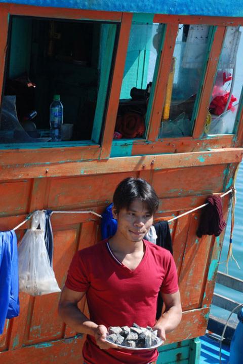 Thậm chí phía Trung Quốc còn dùng đá ném các tàu đánh cá của Việt Nam khi đang hoạt động trên ngư trường truyền thống