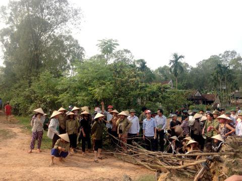 Hiện trường chiều ngày 10/4, hơn 100 chiến sĩ công an huy động đến giải cứu 4 chiến sĩ bị dân trói.