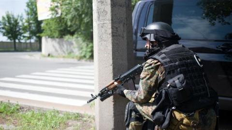 Một tay súng được trang bị chuyên nghiệp của lực lượng ly khai miền Đông Ukraine