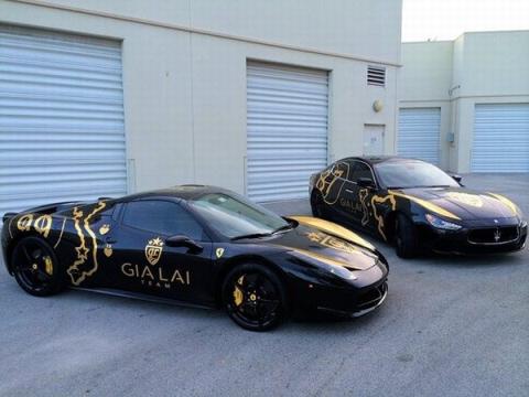 Cặp đôi Ferrari 458 Spider số 99 cùng cùng Maserati số 87 đọ dáng in hình đất nước Việt Nam.