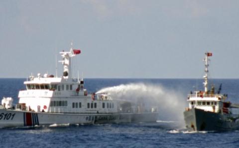Tàu Trung Quốc phun vòi rồng vào tàu của Việt Nam