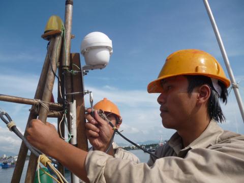 Lắp đặt thiết bị vệ tinh MOVIMAR cho tàu cá ngư dân (Ảnh: Báo Khánh Hòa)