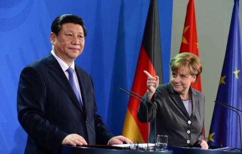 Chủ tịch Trung Quốc Tập Cận Bình thăm Đức và châu Âu để tìm kiếm cơ hội đầu tư mới hồi tháng 4/2014. Tại đây họ cũng không quên nhắc về đường lưỡi bò tại Biển Đông