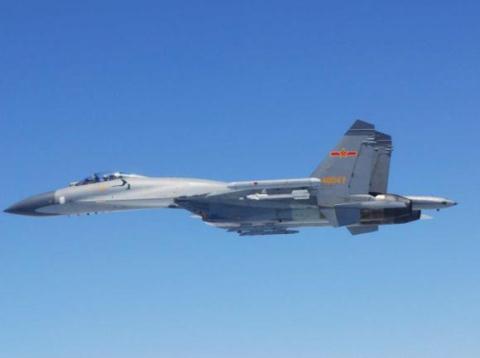 Chiếc máy bay Su-27 của không quân Trung Quốc áp sát vào máy bay của Nhật Bản
