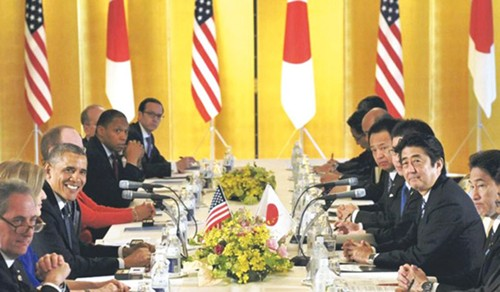Trong chuyến công du 4 nước châu Á hồi tháng 5/2014, Tổng thống Mỹ Barack Obama đã có phát biểu không úp mở về thái độ của Mỹ trước những căng thẳng ở Hoa Đông, đặc biệt là từ khi Trung Quốc thiết lập vùng nhận dạng phòng không (ADIZ) ở khu vực này. Ông Obama tuyên bố rằng nhóm đảo nằm trong sự tranh chấp với Bắc Kinh được đặt trong khuôn khổ một cam kết là Mỹ sẽ hành động nếu như Nhật Bản bị tấn công.