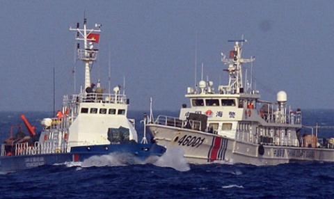 Hình ảnh ghi lại tại khu vực Trung Quốc hạ đặt giàn khoan trái phép cho thấy các tàu nước này hung hãn vây ép, chặn đầu, khóa đuôi, đâm va tàu Cảnh sát biển Việt Nam. 
