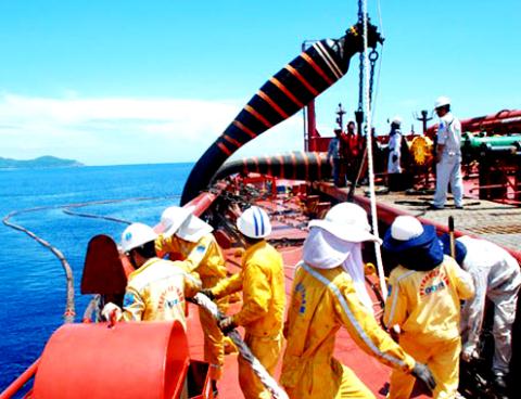 Các chuyên gia, kỹ sư đấu nối ống bơm dầu thô từ tàu trọng tải lớn neo đậu ở vịnh Việt Thanh vào Nhà máy lọc dầu Dung Quất