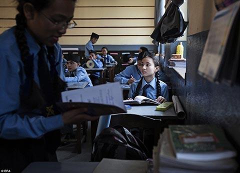 Cựu Thánh nữ giờ đây sẽ được đến trường để cố gắng hòa nhập với một cuộc sống hoàn toàn khác so với những gì mà cô đã trải qua từ khi lên năm tuổi. 