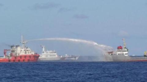 Hình ảnh tàu Trung Quốc dùng vòi rồng tấn công tàu chấp pháp của Việt Nam được đăng tải trên tờ USNew của Mỹ.