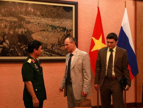 Trung tướng Nguyễn Quốc Khánh và ngài ALEKSEI BURDELNYI Thư ký Phân ban Nga Trong Ủy ban Liên chính phủ Nga - Việt trao đổi về hợp tác kỹ thuật quân sự giữa 2 nước.